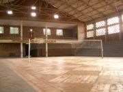 Die Sporthalle der Schule...