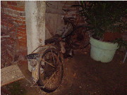 ein uraltes halb verwittertes Motorrad